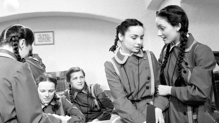 SZABÓ MAGDA: ABIGÉL Ginát, az elkényeztetett pesti lányt 1943 őszén tábornok apja felpakolja és minden magyarázat nélkül elszakítva megszokott környezetétől egy vidéki református leánynevelő