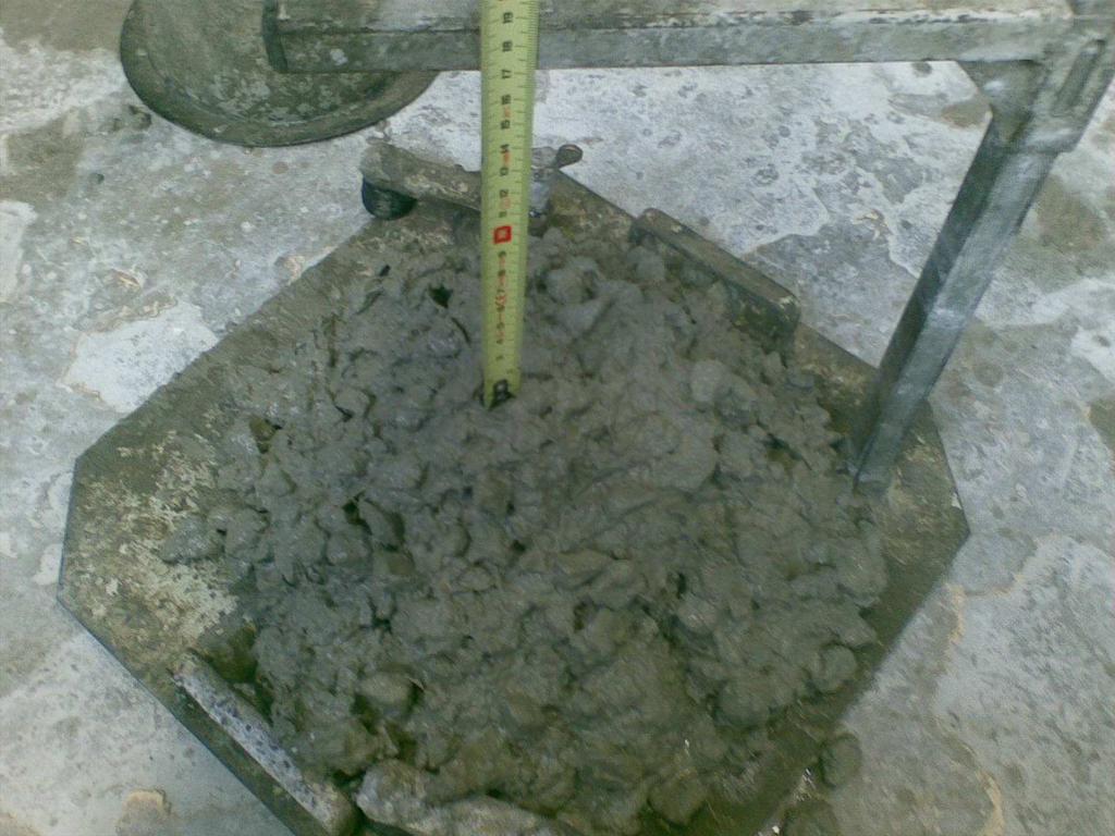 Après avoir effectué la vérification de l affaissement (classe S4) au cône recherché, le béton est coulé dans des moules cylindriques (figure 2.