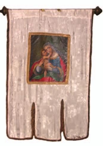 Budapesti templomokban, közgyűjteményekben őrzött Szűz Mária-ábrázolású templomi Szeplőtelen Szívére mutat, baljában liliom, mögötte a mandorla alakját követő fény.