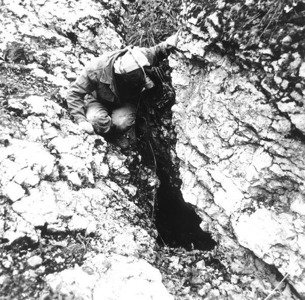 1. sz. fotó: a Szeles-barlang bejárata 1977-ben (Fotó: Fónyad Béla) A legelső térképet Tóth Csaba készítette 1978-ban.