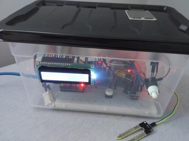 A másik rész a loop, ez a setup után található, és a fő programban ciklikusan fut mindaddig, amíg az Arduino működő állapotban van, vagy újra nem indul. 10. ábra Soros monitor az Arudino IDE-ben VI.