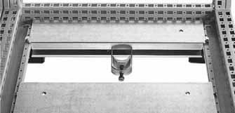 EMC árnyékolású kábel árnyékolásának ASCAP tartósínre történő bekötése biztosítja a Faraday kalitka hatást a szekrényen belül. Anyag: 2mm horganyzott acél.