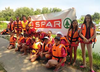 Munkatársak egy jó csapat üdvözöljük a SPAR-családban A SPAR Magyarország 2015-ben is az ország egyik legnagyobb munkaadójaként végezte tevékenységét, melynek egyik alappillére a dolgozó.