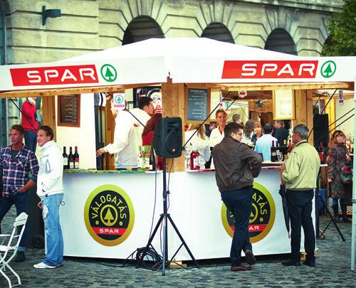 SPAR Budapest Maraton egyszerre három összekapcsolt futókocsival rótta a kilométereket és munkáltatójával együttműködve egyedülálló gyűjtést is szervezett: a Kossuth Lajos Gyermekotthon lakóit a SPAR