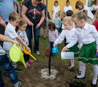 Kálmán Lajos Óvoda Boróka Utcai Óvodája. A dolgozók, a szülők és a gyermekek együtt ünnepelték meg a születésnapot szeptember 27-én a kadafalvi tagintézmény udvarán.