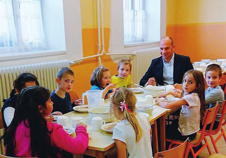 KÜLÖ 2019 NSZÁM Idén is teszteli a közétkeztetést a polgármester Lassan két éve, hogy Mezey Attila polgármester találkozóra hívta városunk gyermekintézményeinek vezetőit, a szülői munkaközösségek
