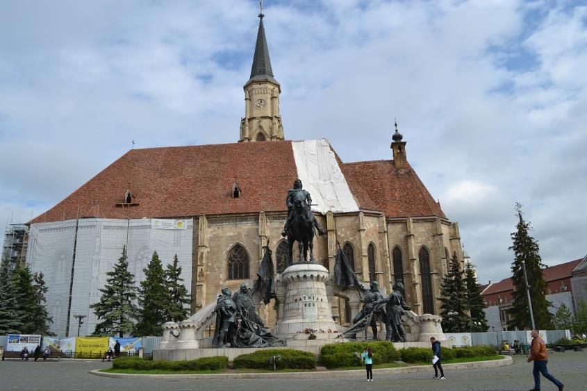 A Fő téren magasodik hatalmas méreteivel az erdélyi gótika egyik legfontosabb temploma, a Szent Mihály templom. Építése több száz éven keresztül tartott, melyet átépítések, tűzvészek sora kísért.