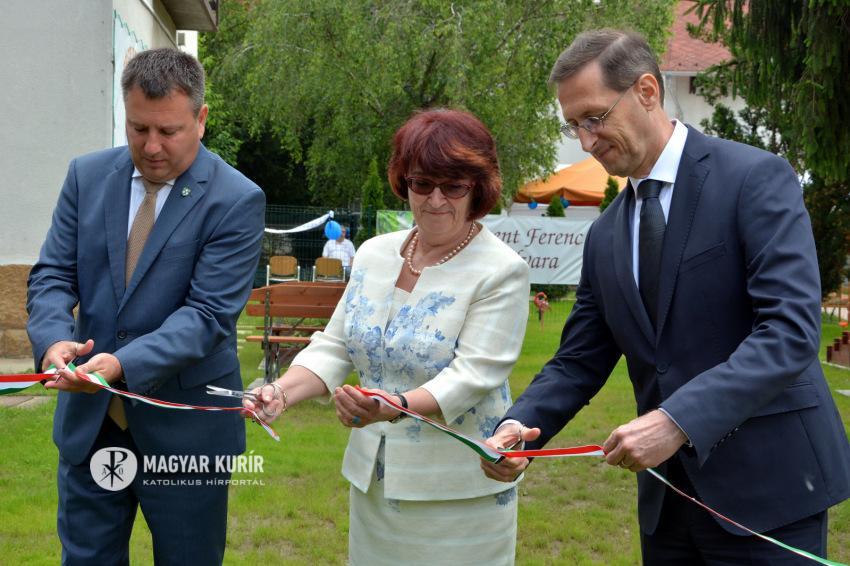 A pénzügyminiszter Szent Ferenc példájáról beszélt, aki az ő példaképe is lehet, ha nem is gazdasági tevékenységében, de a távolabbi, magasabbra tekintő hitben, ahol átlényegülnek a földi dolgok,