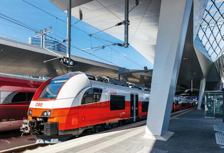Az utazókat modern utasinformációs rendszer tájékoztatja. A vonat újdonsága a vezetőfülke látványának közvetítése az utasok részére.