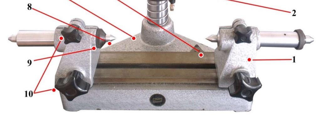 A talapzathoz tartozó menetes oszlopon (4) lévő tartószár (5) rögzíti a mérőórát, amit úgy kell pozícionálni, hogy a mérőóra tapintója függőleges legyen, és a képzeletbeli hossztengelye metssze el a
