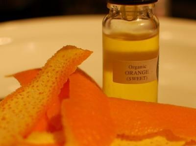 Narancs - illóolajok Neroli aetheroleum = keserűnarancsolaj (1kg olaj 1000kg