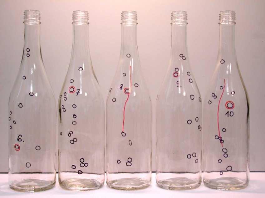 Utólagos gázképződésből (visszaforralás) származó buborékok mindig a palack egyik oldalán, sávosan elhelyezkedő buborékok megjelenése az alacsony hőmérsékletű zónában például a láng érinti az