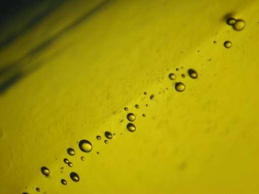 Kémiai reakciókból származó buborékok - csomagoló üveg tipikusan fémszennyezés kupak, szerszámok, stb.
