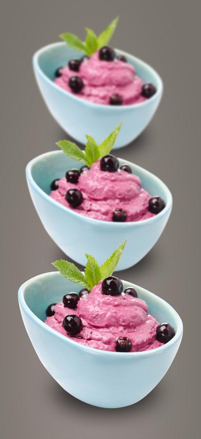 Violet mousse Léonce Blanc Fagyasztott feketeribizli püré 89,3% 365 g Eurovo Meringa cukrozott tojásfehérjelé 250 g Zselatin 11 g Víz 57 g Naarmann tejszín 35,1% UHT 357 g Mennyiség összesen: 1 040 g