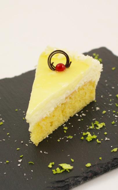 Pina Colada szelet Piskóta Uniferm Royal Cake 30 piskóta 250 g Babbi Coccokrok kókusz variegato ostyával 80 g Ananászkrém Léonce Blanc fagyasztott ananász püré 89,4% 100 g Eurovo Meringa cukrozott
