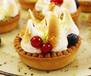 Lemon meringue tart Linzer kosár 400 g Norte Les Cremes citromkrém 500 g Eurovo Meringa cukrozott tojásfehérjelé 100 g Mennyiség összesen: 1 000 g (10 db elkészítéséhez) Verje fel keményre a MERINGA