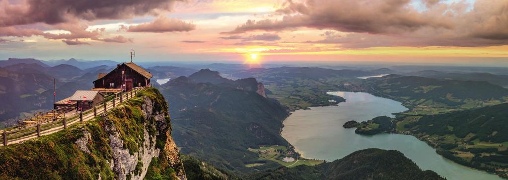 SCHAFBERGBAHN & WOLFGANGSEESCHIFFFAHRT AHOL SALZKAMMERGUT A LÁBAI ELŐTT HEVER. mrgb - stock.adobe.