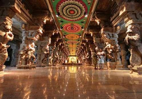 nap reggelén Maduraiba utazunk, melyet a Kelet Athénjának hívnak a hasonló építészeti stílus és különösen a hasonló sikátorok, árkádok miatt.