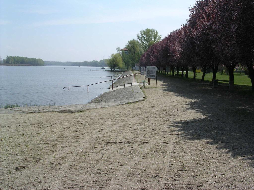 Fadd-Dombori II. strand (központi, volt fizetős strand, jelenleg szabad strand) A fürdési szezon engedélyezett ideje: 2019. június 15. augusztus 31.