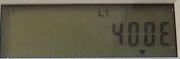 Ebben az esetben a kijelzőn nem látható mértékegység. 7 egész és 0 tizedes felbontásban kwh mértékegységben mutatja az értéket. T1 tarifa aktív, a futó energia az 1.8.0 címen 1 kwh.