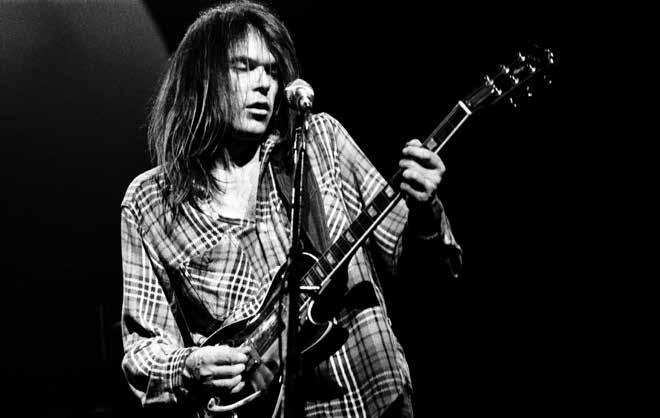 00 NEIL YOUNG SÉTÁNY NYS KLUBKONCERT A Neil Young Sétány a kezdetektől a legújabb dalokig Sülyi Péter magyar fordításában énekli Neil