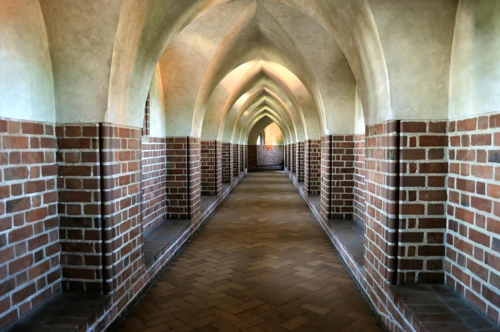 7 7. ábra forrása: https://de.wikipedia.org/wiki/spitzbogen#/media/file:corridor_to_toilet_tower_in_malbo rk.