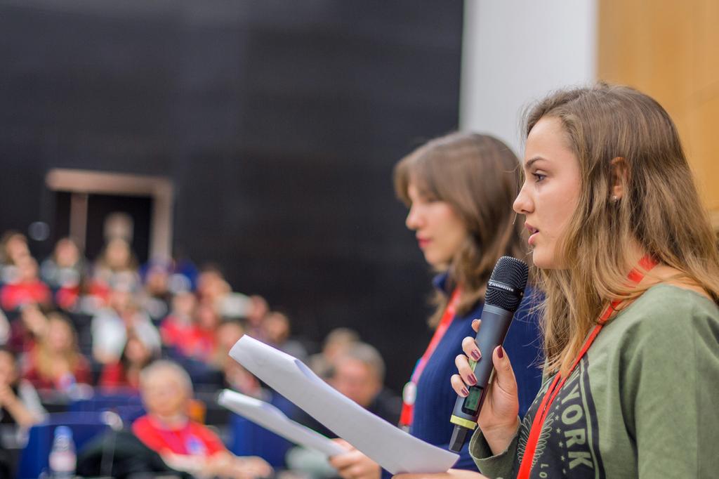 INTERKULTURÁLIS TANULÁS IDEGEN NYELVEN prezentáció fiatal elôadóink idegen nyelven, játékos Külföldi, feladatokon keresztül vezetik be a diákokat a kultúrák közötti együttmûködés világába, ezen kívül