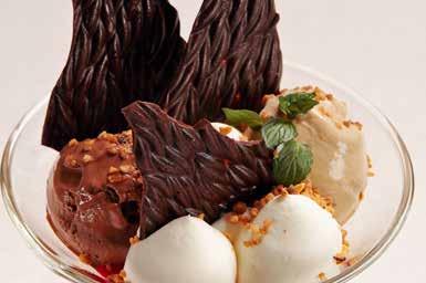 ICE CREAM FAGYLALTOK NEW YORK ICE CREAM CUP One-one scoop of coffee, vanilla, chocolate and hazelnut ice cream with raspberry puree