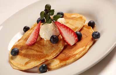 BREAKFAST REGGELI (8:00 11:00) AMERICAN PANCAKE WITH MAPLE SYRUP, MASCARPONE AND BLUEBERRIES AMERIKAI