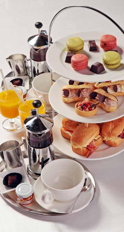 NEW YORK CAFÉ PACKAGE SPECIALITIES NEW YORK KÁVÉHÁZ CSOMAGKÜLÖNLEGESSÉGEK NEW YORK AFTERNOON TEA FOR TWO (finger sandwiches, handmade bonbons and macarons, mini cakes, tea or coffee, freshly squeezed
