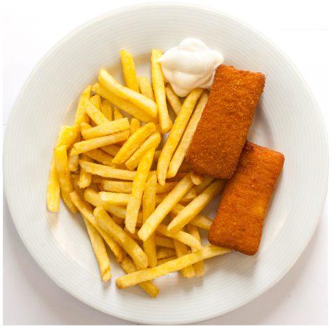 frites und Gewürzgurken Fried chicken breast with fries and pickled