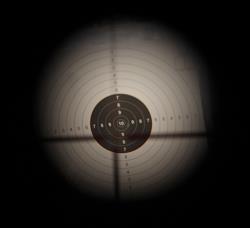 kép - Zárt irányzék 25. kép - Zárt irányzék 1.5.2.A célzás elemei: A célzás elemeihez tartoznak a lövő szeme, az irányzék nézőkéje, a célgömb és a célon kiválasztott célpont (26. kép). 26.