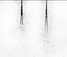 az eredeti sugárirányra merôlegesen elhelyezett fényképezô lemezen hagyott benyomás egy görbe, melynek minden pontja az eredeti összetett sugárkéve egy-egy sugarának fele meg.