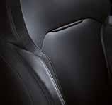 hangsugárzóval (4 mély- és 4 magassugárzó) Légbefúvók a hátsó ülésekhez a középkonzolon Sötét plüss-textil kárpitozás Megvilágított piperetükör a napellenzőben 1/3-2/3 arányban dönthető hátsó