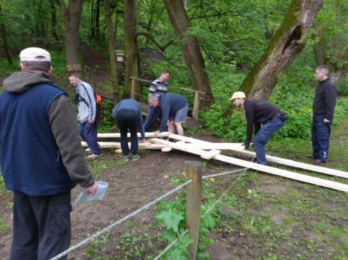 - 8 m magasan felfüggesztett lapokon kell átjutni az egyik platformról a másikra. A program díja 14.800 Ft/fő+Áfa. 17. Rejtélyek szigete indoor-outdoor, 10-100 fő, időtartam: 3 óra.