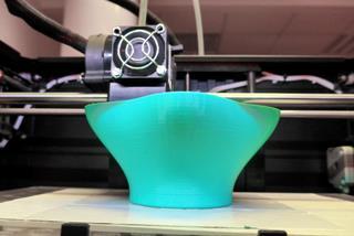 Szálhúzásos 3D nyomtatás filamentből (FDM, Fused Deposition Modeling) A filament, azaz a 3D nyomtatószál tekercselt 1,75 vagy 3 mm átmérőjű műanyaghuzalt jelent.