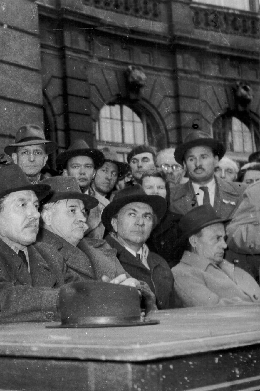30 Wiktor Woroszylski: Magyarországi napló, 1956. Századvég 1956-os Intézet, Budapest, 1994; François Mauriac: Irodalmi napló, 1952 1957. (Ford. Sziebert Mó nika.) Kairosz, Budapest, 2012, 394.