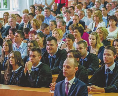 nagykanizsai hírek 8 DIPLOMAÁTADÓ A PEN-EN Egy lépés az álmok felé Csaknem negyvenen vették át alap-, illetve mesterszakos diplomájukat a Pannon Egyetem Nagykanizsai Campusán.