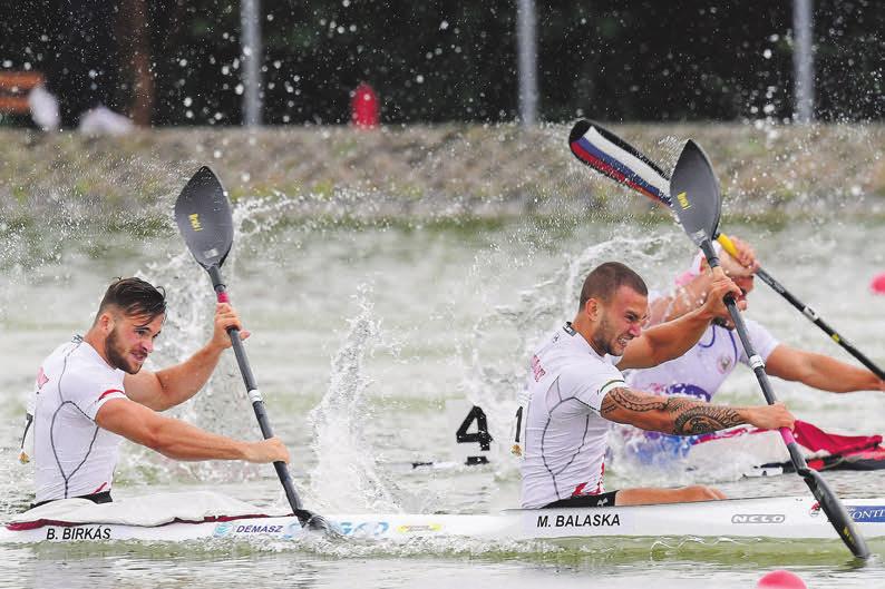 sport 15 A SZÖVETSÉGI KAPITÁNY SZERINT VÁRHATÓ VOLT A FIATALOK JÓ SZEREPLÉSE Balaska Márk (elöl) és Birkás Balázs elsőként ért célba a férfi kajak kettesek 200 méteres döntőjében Kajakosok aranyesője