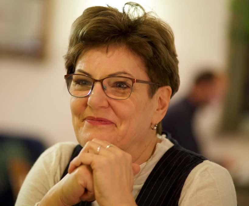 INTERJÚ Szívügyem a közösség Kristó Sarolta bizottsági elnök Született egészségügyis, kórházban kezdett, aztán ápolt időseket, évekig éjszakai ügyeletet vállalt, hogy napközben a kisgyerekeivel