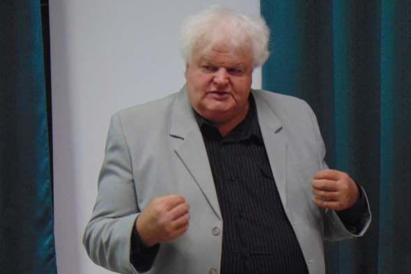 Bándi Gyula, az alapvető jogok biztosának a jövő nemzedékek érdekeinek védelmét ellátó helyettese. A bevezetőben a szervező Petrecz Sándor Alapítvány ügyvezetője, Dr.