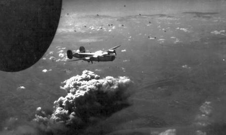 B-24 Liberator típusú bombázó a Csepel-sziget felett (1944) Fortepan mivel a magyar légvédelmi ütegek lőszer hiányában némák maradtak.