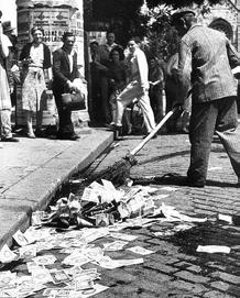 városparancsnok, hívatja a nacsalnikot, kis idő múlva 7-7 kenyeret, konzervet, cigarettát és préselt kávét, valamint még két kiló kristálycukrot kaptunk, ugyanis éppen heten dolgoztunk a tűznél.