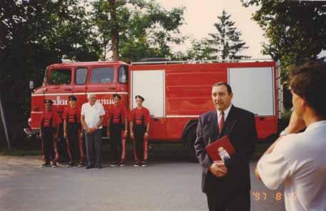 A Földeák ÖTE új gépjárművének átadási ünnepsége, 1997 (fotó: magángyűjtemény) kimondják, hogy az önkormányzat szervei, akkor az önkormányzat munkáltatóként teljes állásban alkalmazhat annyi embert,