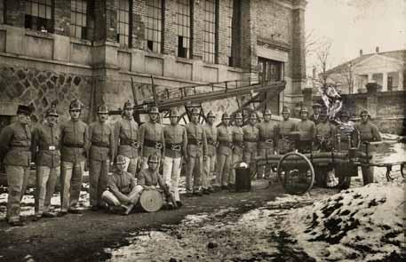 Zagyvapálfalva, a síküveggyár tűzoltói (1914) Fortepan / Jurányi Attila A műszaki szakosztály a megállíthatatlan műszaki fejlődés tűzbiztonság szolgálatába állítását tűzte ki célul.