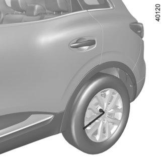 Húzza be a parkolóféket és tegye sebességbe (első fokozat vagy hátramenet, az automata sebességváltó esetén P helyzet). Szállítson ki minden utast a járműből, és küldje őket forgalommentes helyre.
