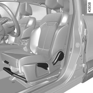 KÉZI ÁLLÍTÁSÚ ELSŐ ÜLÉSEK (1/2) Az ülés ülőlapjának felemelése vagy lesüllyesztése Mozgassa a kart 3 felfelé vagy lefelé, amíg el nem éri a kívánt szintet.