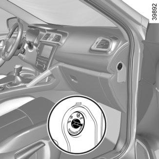 GYERMEKEK BIZTONSÁGA: első utasoldali AIRBAG kikapcsolása, bekapcsolása (1/3) 1 2 VESZÉLY Mivel az első utasoldali airbag kinyílása és a gyermekülés menetiránynak háttal történő elhelyezése nem