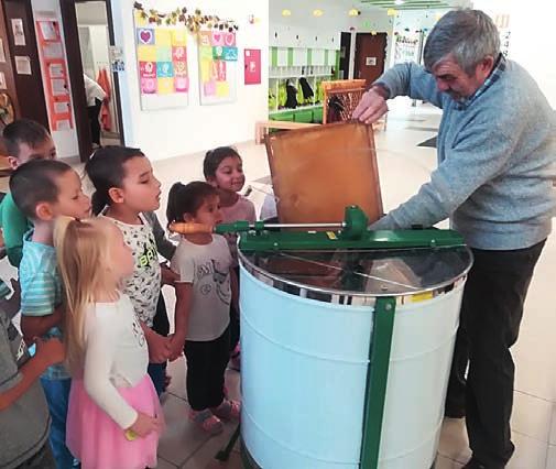 Megkezdődött a játék. A gyerekek kislibák voltak, a lányok közül néhány libapásztor, a fiúk közül hárman igazi libatolvajok. Volt még sas, héja, farkas is, mindegyiknek jó libahúsra vásott a foga.