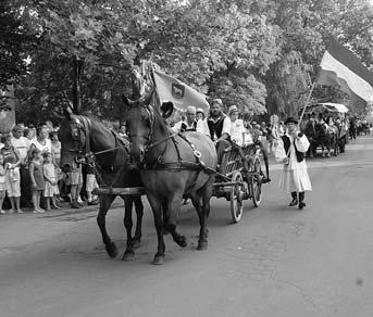 Györfi Sándor szobrászművészt pedig - több évtizedes, rangos, országos hírű, művészi munkásságáért - a nagykun települések tüntették ki a Nagykunságért-díj odaítélésével.